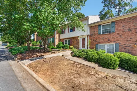 8904 Hunter Ridge Dr, Charlotte, NC 28226