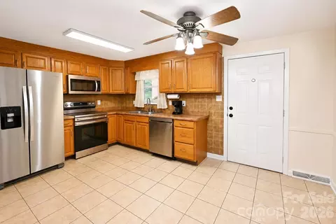 Kitchen - 3237 Annex St, Conover, NC 28613 photo 3 of 4