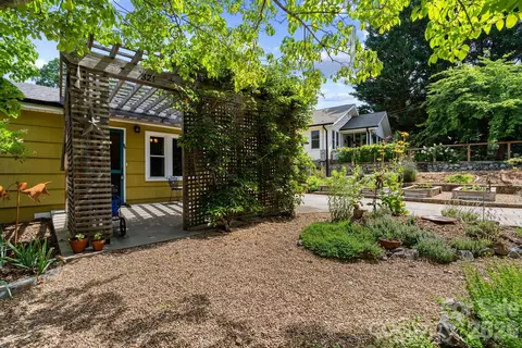 321 Sulphur Springs Rd, Asheville, NC 28806