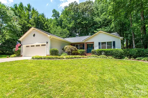 1705 Hummingbird Ln, Hendersonville, NC 28792