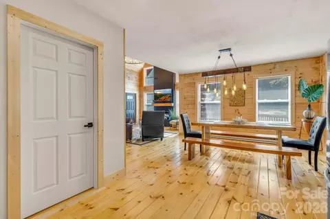 Entry Way - 133 Greenbriar Rd, Beech Mountain, NC 28604 photo 2 of 4