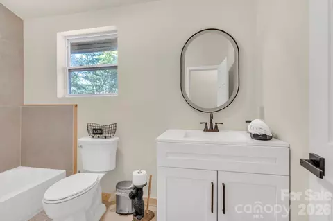 Bath - 133 Greenbriar Rd, Beech Mountain, NC 28604 photo 2 of 3