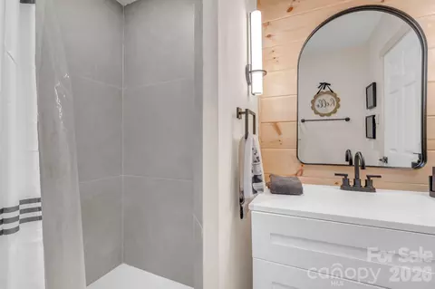 Bath - 133 Greenbriar Rd, Beech Mountain, NC 28604 photo 1 of 3