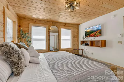 Bedroom - 133 Greenbriar Rd, Beech Mountain, NC 28604 photo 2 of 5