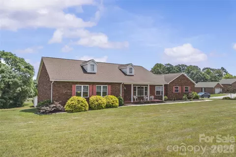107 Twin Lakes Dr, Statesville, NC 28625