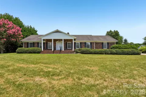 404 N Greenbriar Rd, Statesville, NC 28625