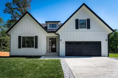 808 Maybank Dr, Hendersonville, NC 28739