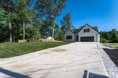 808 Maybank Dr, Hendersonville, NC 28739