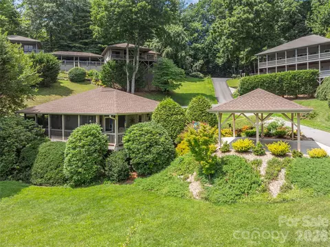 323 Hawks Crest Dr, Waynesville, NC 28786