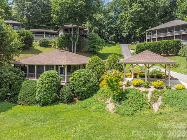 323 Hawks Crest Dr, Waynesville, NC 28786