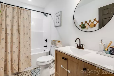Bath - 295 Penland St, Clyde, NC 28721 photo 2 of 3