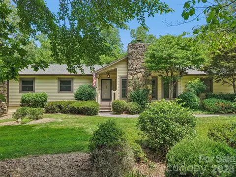 1 Bridle Path Ct, Hendersonville, NC 28791