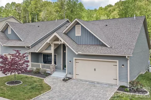 157 Copper Valley Ln, Hendersonville, NC 28739