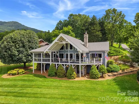 33 Banker Dr, Waynesville, NC 28786