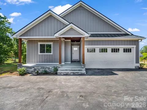 120 Grandview Ln, Hendersonville, NC 28791