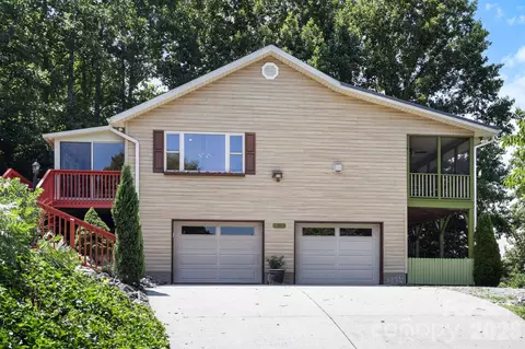 81 Chestnut Ln, Hendersonville, NC 28792