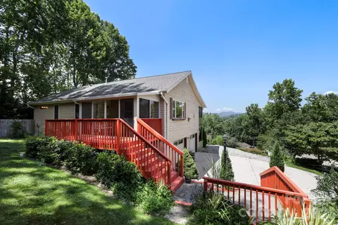 81 Chestnut Ln, Hendersonville, NC 28792