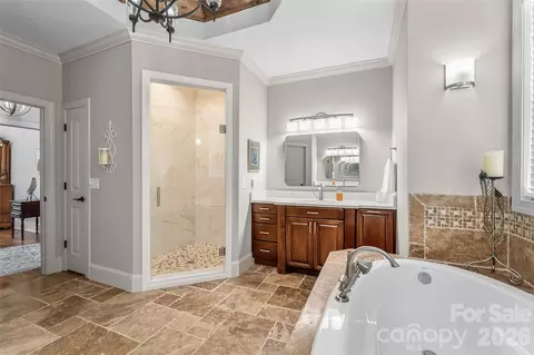 Bath - 5895 Bakers Pt, Hickory, NC 28602 photo 2 of 6