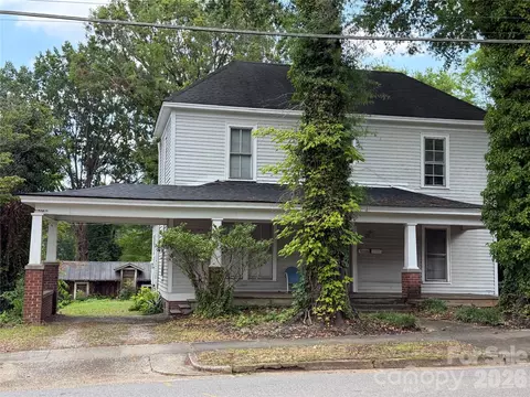 403 S Race St, Statesville, NC 28677