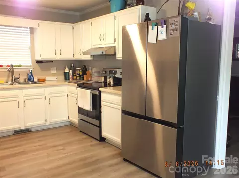 Kitchen - 2274 White Pine Ct, Lancaster, SC 29720 photo 3 of 4