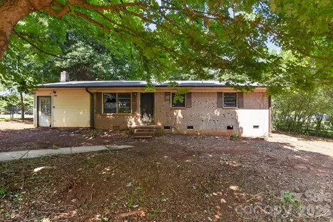 1393 Field Cir, Hickory, NC 28602
