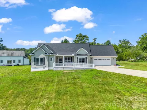 355 Hidden Meadow Dr, Hendersonville, NC 28792