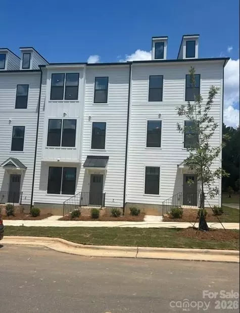 3011 Pointe Town Dr, Charlotte, NC 28208