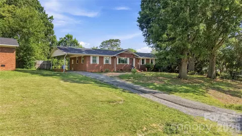 323 Meadowbrook Dr, Matthews, NC 28104