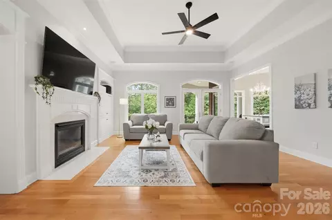 Living - 3745 Pinecrest Ne Dr NE, Hickory, NC 28601 photo 3 of 6