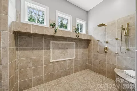Bath - 3745 Pinecrest Ne Dr NE, Hickory, NC 28601 photo 3 of 5