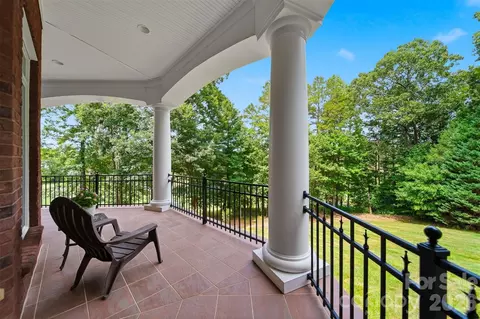 Exterior - 3745 Pinecrest Ne Dr NE, Hickory, NC 28601 photo 2 of 3