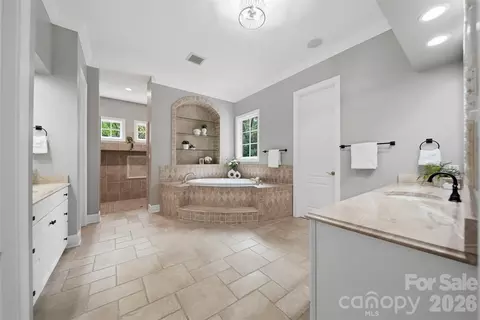 Bath - 3745 Pinecrest Ne Dr NE, Hickory, NC 28601 photo 1 of 5