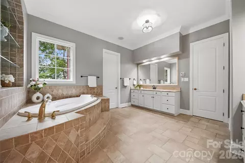 Bath - 3745 Pinecrest Ne Dr NE, Hickory, NC 28601 photo 2 of 5