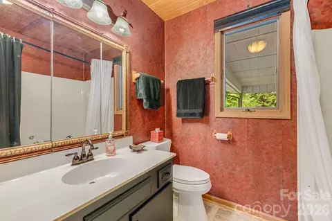 Bath - 38 Bee Tree Ln, Mars Hill, NC 28754 photo 1 of 4