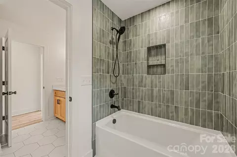 Bath - 401 7th Ne St NE, Conover, NC 28613 photo 4 of 5