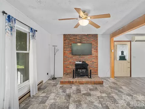 Living - 115 Hollifield St, Spruce Pine, NC 28777 photo 2 of 5