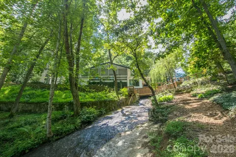 125 Little Willow Cir, Hendersonville, NC 28739