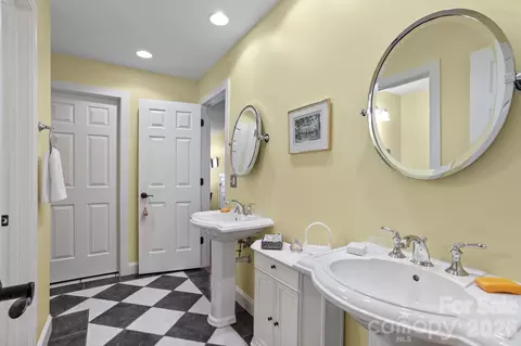 Bath - 100 Crestgrove Dr, Flat Rock, NC 28731 photo 4 of 5