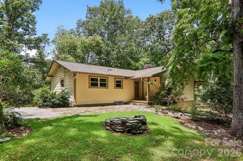 3 Edelweiss Dr, Horse Shoe, NC 28742