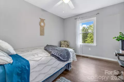 Bedroom - 144 Pinehaven Dr, Clyde, NC 28721 photo 3 of 4