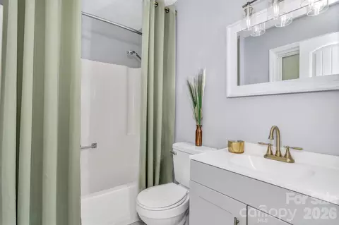 Bath - 144 Pinehaven Dr, Clyde, NC 28721 photo 1 of 5