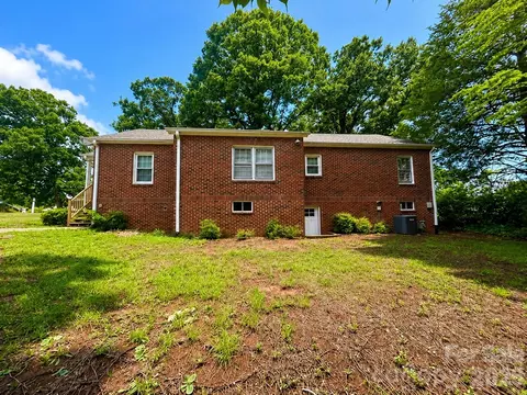 112 3rd Ne St NE, Conover, NC 28613 photo 4