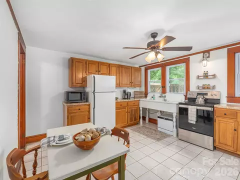 Kitchen - 5249 Old Clyde Rd, Clyde, NC 28721 photo 4 of 4