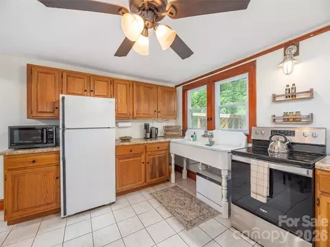 Kitchen - 5249 Old Clyde Rd, Clyde, NC 28721 photo 2 of 4