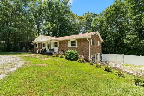 216 Dundeve Cir, Hendersonville, NC 28792