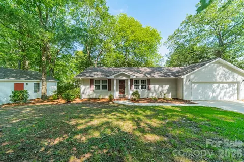 Exterior - 1077 E Shore Dr, Lancaster, SC 29720 photo 2 of 9