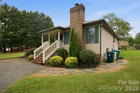 Exterior - 20118 Rainbow Cir, Cornelius, NC 28031 photo 2 of 10