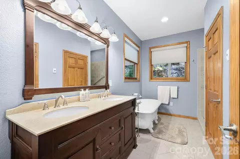 Bath - 149 Oriole Rd, Brevard, NC 28712 photo 1 of 6