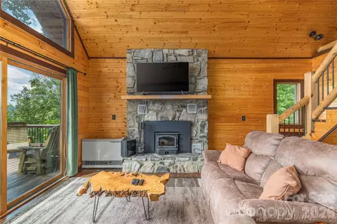 Living - 171 Jade Dr, Clyde, NC 28721 photo 2 of 3
