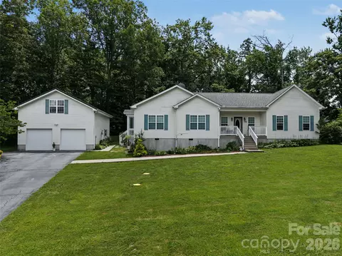 176 Chelsea Nix Ln, Hendersonville, NC 28792